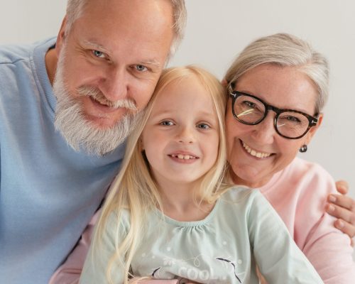 grands-parents et petite fille